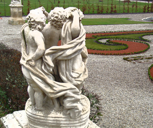 France sauternes statue